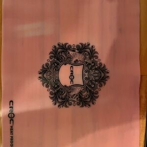 Croc hair straightener